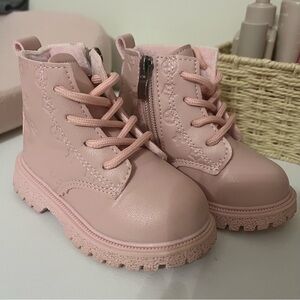 Design Logo Pink Lace Up Boots